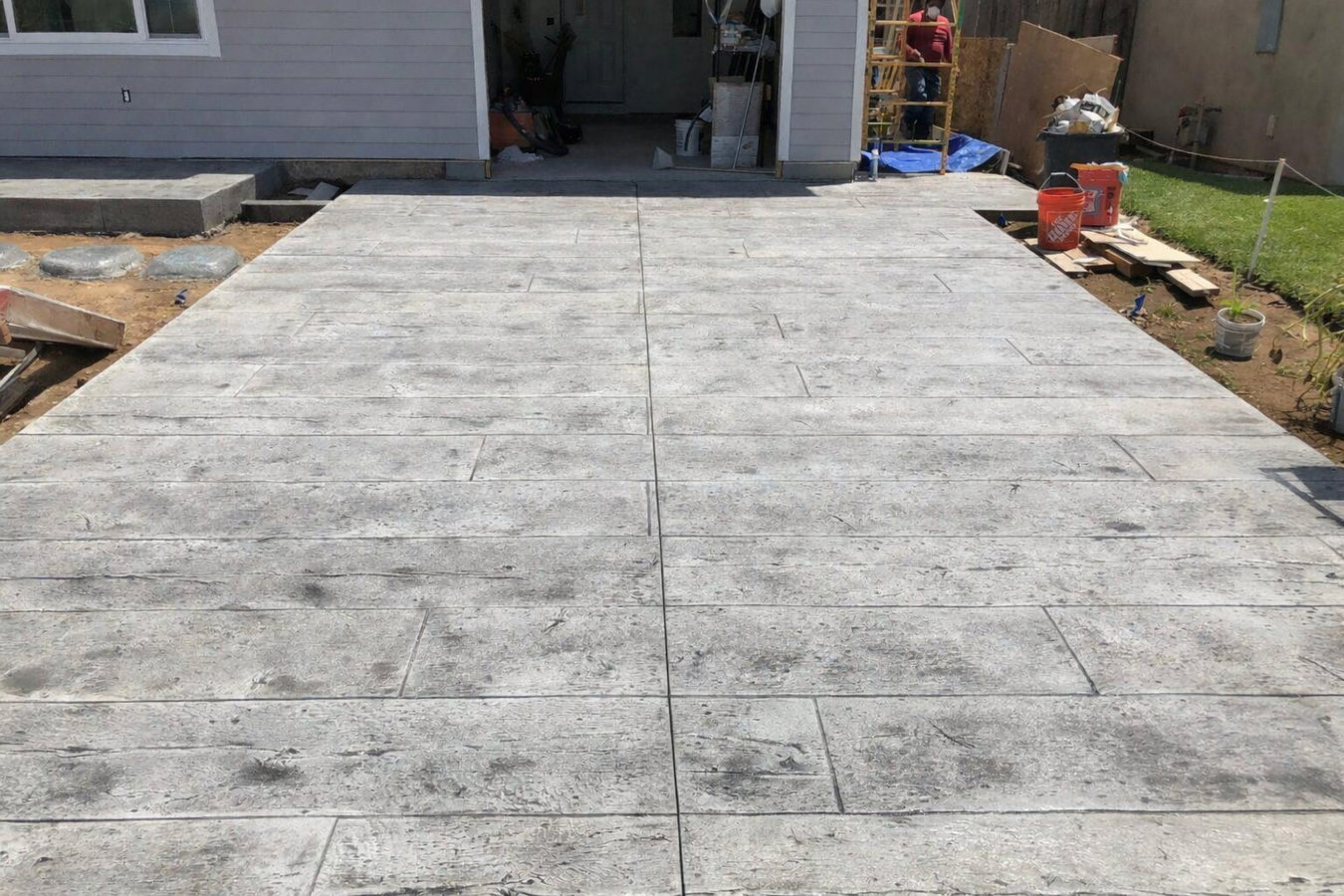 Concrete contractor working on a driveway in Simi Valley, CA